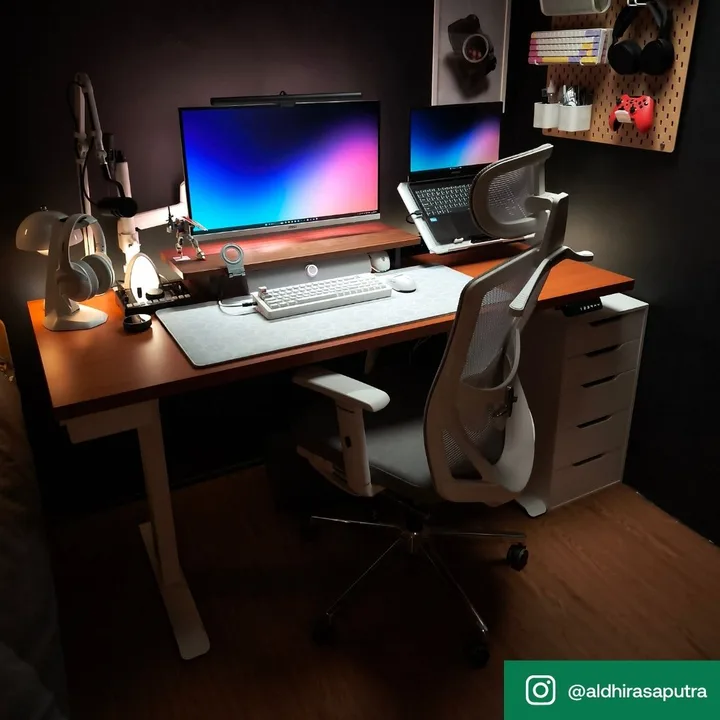 Setup meja kerja Aldhira Saputra
